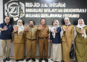 Sekda Provinsi Jawa Barat Herman Suryatman usai memimpin rapat konsolidasi dengan jajaran RSUD Al-Ihsan Jabar terkait pembinaan Wilayah Birokrasi Bersih dan Melayani (WWBM) di Kabupaten Bandung, Senin (10/6/2024).(Foto: Rizal FS/Biro Adpim Jabar)