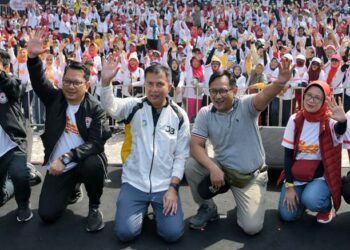 Ketua Komisi I DPRD Jabar Bedi Budiman Bersama Pj Gubernur Jabar saat menghadiri puncak Harsiarda 2024, di plaza depan Gedung Sate, Kota Bandung, Minggu (9/6/2024)