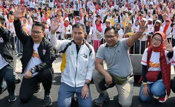 Ketua Komisi I DPRD Jabar Bedi Budiman Bersama Pj Gubernur Jabar saat menghadiri puncak Harsiarda 2024, di plaza depan Gedung Sate, Kota Bandung, Minggu (9/6/2024)