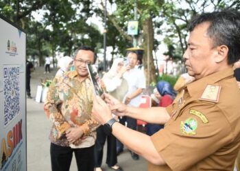 Sekretaris Daerah Provinsi Jawa Barat Herman Suryatman meluncurkan platform ASIIK, Anjungan Literasi Elektronik di Lapangan Gasibu, Kota Bandung, Senin (10/6/2024).(Foto: Rizal FS/Biro Adpim Jabar)