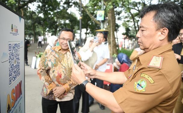 Sekretaris Daerah Provinsi Jawa Barat Herman Suryatman meluncurkan platform ASIIK, Anjungan Literasi Elektronik di Lapangan Gasibu, Kota Bandung, Senin (10/6/2024).(Foto: Rizal FS/Biro Adpim Jabar)