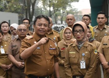 Sekretaris Daerah Jabar Herman Suryatman memberikan amanat apel pagi di Dinas Penanaman Modal Pelayanan Terpadu Satu Pintu (DPMPTSP) Jabar, Kota Bandung, Senin (10/6/2024).(Rizal FS/Biro Adpim Jabar)
