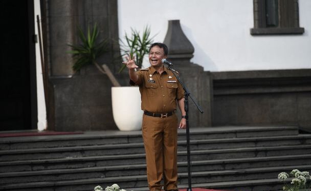 Sekda Jabar Herman Suryatman saat memimpin apel pagi dirangkaikan dengan Penyerahan SK Pensiun, KTP elektronik dan Taspen kepada ASN purnatugas di halaman depan Gedung Sate, Senin (3/6/2024) (Rizal Fs/Adpim Jabar)