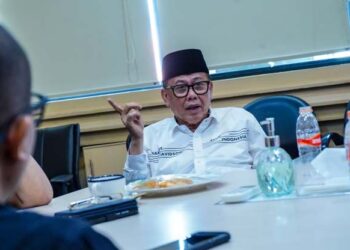Ketua Komisi III DPRD Provinsi Jawa Barat, Phinera Wijaya saat melaksanakan kunjungan kerja ke Bank BJB Cabang Soreang Kabupaten Bandung, Jum'at (26/7/24).