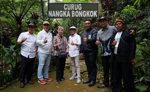 Wakil Ketua dan Anggota  DPRD Provinsi Jawa Barat, Ineu Purwadewi Sundari saat melakukan kunjungan Citra Bhakti DPRD Provinsi Jawa Barat Ke Curug Ciangi, Kecamatan Ciater, Desa Cibeusi, Kabupaten Subang, Selasa (23/7/2024).
[19:18, 7/23/2024] +62 878-1295-2101: DPRD Jabar Dorong Sinergitas Pemerintah Daerah Dan Provin
