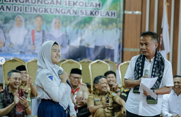 Pj Gubernur Jabar Bey Machmudin  membuka Masa Pengenalan Lingkungan Sekolah (MPLS) Tahun Ajaran 2024/2025 di SMA Negeri 5, Kota Bekasi, Senin (15/7/2024)