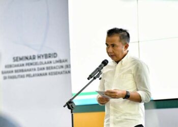 Pj Gubernur Jawa Barat Bey Machmudin membuka Seminar Kebijakan Pengelolaan Limbah Bahan Berbahaya dan Beracun (B3) di Fasilitas Pelayanan Kesehatan, di aula kantor Dinas Lingkungan Hidup Provinsi Jawa Barat, Kota Bandung, Selasa (30/7/2024) (foto.ist)