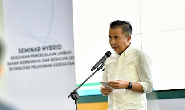 Pj Gubernur Jawa Barat Bey Machmudin membuka Seminar Kebijakan Pengelolaan Limbah Bahan Berbahaya dan Beracun (B3) di Fasilitas Pelayanan Kesehatan, di aula kantor Dinas Lingkungan Hidup Provinsi Jawa Barat, Kota Bandung, Selasa (30/7/2024) (foto.ist)