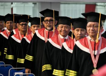Sekda Jabar Herman Suryatman (ketiga dari Depan/tersenyum)  antri Jelang wisuda Doktor Ilmu Pemerintahan di IPDN