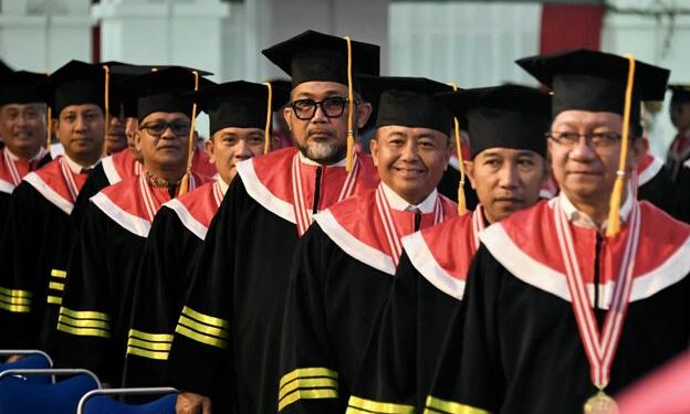 Sekda Jabar Herman Suryatman (ketiga dari Depan/tersenyum)  antri Jelang wisuda Doktor Ilmu Pemerintahan di IPDN