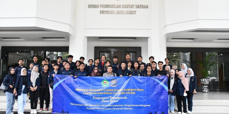Anggota Bapemperda DPRD Jawa Barat R Yunandar Rukhiadi Eka Perwira saat menerima kunjungan studi mahasiswa Universitas Islam (Unisma) Bekasi 45. Senin, (29/7/24).