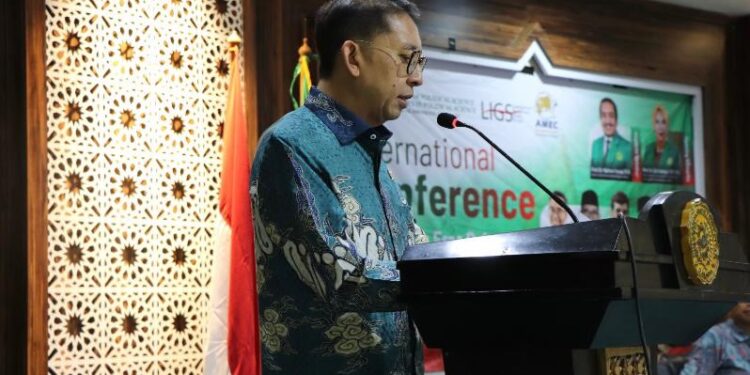 DISKUSI-Ketua Badan Kerjasama Antar Parlemen DPR RI, Dr. Fadli Zon saat berbicara pada Konferensi Internasional tentang Palestina di FISIP Universitas Muhammadiyah Jakarta (UMJ) pada 3 Juli 2024. (Foto: Dok. pribadi).