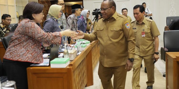 RAPAT-Dirjen Bina Bangda, Restuardy Daud dampingi Wamendagri, John Wempi Wetipo pada Rapat RPJPN Tahun 2025-2045. (Foto Ist).