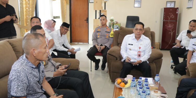 MEDIASI-Foto Bersama Saat Mediasi Berlangsung di Kantor Polsek Teluknaga dan Kantor Kesbangpol Kabupaten Tangerang di Bulan Maret 2024 lalu. (HUMAS).