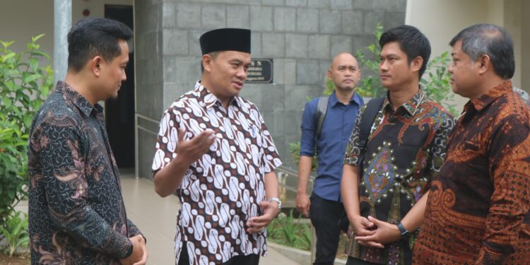 Wakil Rektor I Dr.Dadan Rusmana ,M.Ag saat menyambut kedatangan rombongan Irjen Kemenag/dok/hmsuinsgd