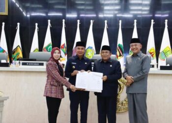 DPRD bersama Gubernur Jabar Tandatangni Kesepakatan RKU PPAS TA 2025 dalam rapat paripurna, Kota Bandung, Senin (29/7/2024).