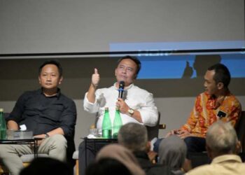 Sekretaris Daerah Provinsi Jawa Barat Herman Suryatman menjadi narasumber pada acara dialog publik dengan tema “Menakar Relasi Perdagangan Indonesia – Tiongkok terhadap Perekonomian Jawa Barat” di Hafa Warehouse,  Kota Bandung, Rabu (31/07/2024).(Foto: Biro Adpim Jabar)