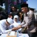 Penjabat Gubernur Jawa Barat Bey Machmudin menjadi saksi nikah pada kegiatan nikah massal dalam rangkaian West Java Festival 2024 di kawasan Gedung Sate, Kota Bandung, Sabtu (24/8/2024).(Foto: Rizal FS/Biro Adpim Jabar)