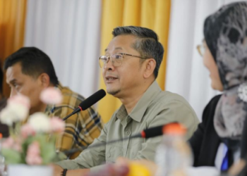 Plh.  Kepala Dinas Pendidikan (Kadisdik)  Jawa Barat  M.  Ade Afriandie saat Rapat Koordinasi SMA, SMK, SLB Se-Cadisdik Wilayah XI, XII, XIII di SMAN 2 Garut, Selasa (13/8/2024).
