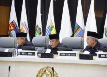 Ketua DPRD Provinsi Jawa Barat Brigadir Jenderal TNI (Purn) Taufik Hidayat saat memimpin Rapat Paripurna di Kota Bandung. Kamis, (15/8/24).