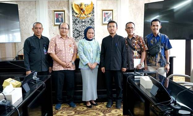 Kepala Bagian (Kabag) Fasilitasi, Penganggaran dan Pengawasan Sekretariat DPRD Jawa Barat Iman Tohidin di ruang Badan Musyawarah (Banmus) DPRD Jawa Barat, Kota Bandung, Kamis, (8/8/2024).