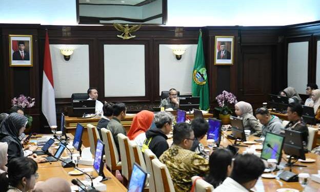 Rapat persiapan West Java Festival di Ruang Rapat Papandayan, Gedung Sate, Kota Bandung, Jumat (16/8/2024).