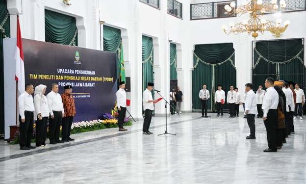 Penjabat Gubernur Jawa Barat Bey Machmudin Menghadiri sekaligus mengukuhkan Tim Peneliti dan Pengkaji Gelar Daerah (TP2GD) Provinsi Jawa Barat
Di Aula Timur Gedung Sate Bandung, Rabu 04/09/2024.