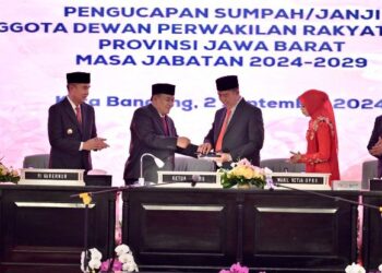 Pj Gubernur Jawa Barat Bey Machmudin menghadiri Rapat Paripurna DPRD Jawa Barat dalam Rangka Pengucapan Sumpah/Janji Anggota DPRD Provinsi Jabar Masa Jabatan 2024-2029 di Gedung Merdeka, Kota Bandung, Senin (2/9/2024).(Foto: Biro Adpim Jabar/Humas DPRD Jabar)
