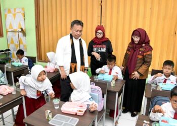 Sekda Jabar Herman Suryatman meninjau uji coba program Makan Siang Bergizi Peserta Didik Sekolah Dasar Partisipatif di SD Negeri Pamoyanan, Kabupaten Sumedang, Selasa (10/9/2024).(Foto: Biro Adpim Jabar)