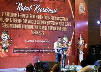 Penjabat Gubernur Jawa Barat Bey Machmudin menghadiri Rapat Koordinasi Penanganan Permasalahan Hukum dalam Penyelenggaraan Pemilihan Gubernur dan Wakil Gubernur, Bupati dan Wakil Bupati serta Wali Kota dan Wakil Wali Kota di Wilayah Jawa Barat Tahun 2024 di Hotel Holiday Inn, Kota Bandung. Rabu (11/09/2024).(Foto: Biro Adpim Jabar)
