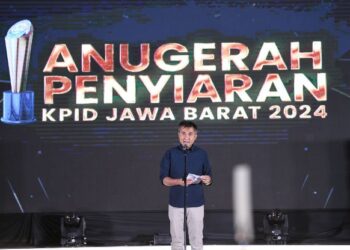 Penjabat Gubernur Jawa Barat Bey Machmudin menghadiri acara Anugerah Penyiaran KPID Jawa Barat Tahun 2024 sekaligus Launching Menu Pengaduan Sapawarga di Trans Hotel, Kota Bandung, Rabu (11/9/2024).(Foto: Biro Adpim Jabar)