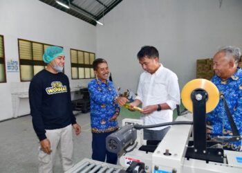 Penjabat Gubernur Jabar Bey Machmudin saat meninjau proses pengemasan mi wonhae dan pembuatan woca cokelat yang dilakukan siswa SMK Negeri 1 Cibadak, Kabupaten Sukabumi, Selasa (17/9/2024).