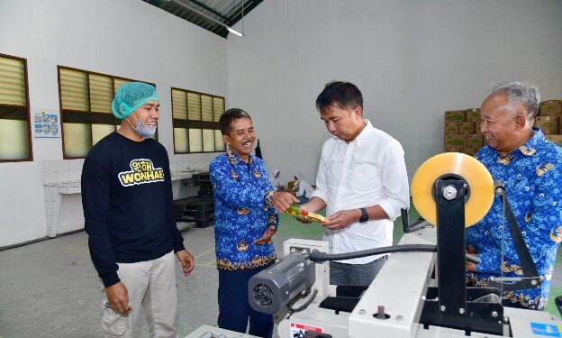 Penjabat Gubernur Jabar Bey Machmudin saat meninjau proses pengemasan mi wonhae dan pembuatan woca cokelat yang dilakukan siswa SMK Negeri 1 Cibadak, Kabupaten Sukabumi, Selasa (17/9/2024).