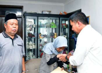Penjabat Gubernur Jabar Bey Machmudin takziah ke rumah duka salah satu korban TPPO di Parungseah, Kecamatan Sukabumi, Kabupaten Sukabumi, Selasa (17/9/2024).(Foto: Yogi Prayoga/Biro Adpim Jabar)