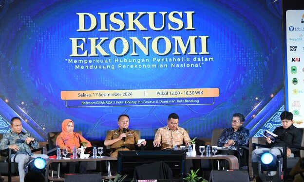 Sekda Jabar Herman Suryatman saat menghadiri IWEB Award 2024 di Ballroom Hotel Holiday Inn, Kota Bandung, Selasa (17/9/2024)