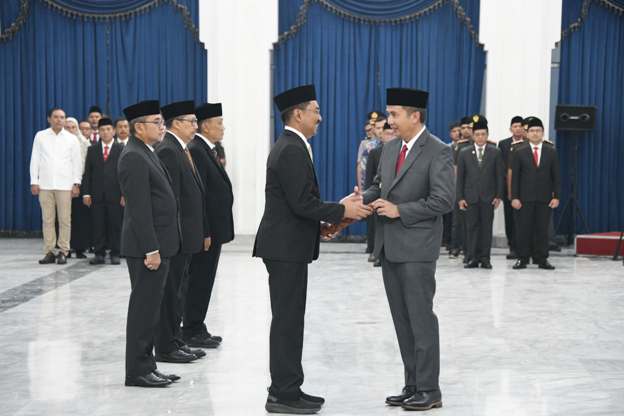 Penjabat Gubernur Jawa Barat Bey Machmudin melantik Pejabat Sementara (Pjs.) Bupati Indramayu, Pjs. Bupati Karawang, Pjs. Bupati Bandung, Pjs. Bupati Pangandaran, dan Pjs. Bupati Tasikmalaya di Aula Barat Gedung Sate, Kota Bandung, Selasa (24/9/2024).(Foto: Biro Adpim Jabar)