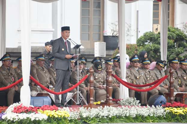 Penjabat Gubernur Jawa Barat Bey Machmudin menjadi Inspektur Upacara pada Peringatan Hari Agraria dan Tata Ruang (Hantaru) Tahun 2024 Tingkat Provinsi Jawa Barat di halaman depan Gedung Sate Bandung, Selasa (24/9/2024).