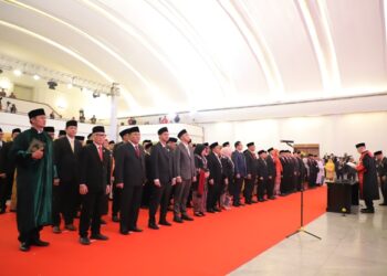 120 Anggota DPRD Jabar Periode 2024-2029 diambil sumpahnya oleh Ketua Pengadilan Tinggi Jabar di Gedung Merdeka Jl Asia Afrika Bandung. Senin (2/9/2024)