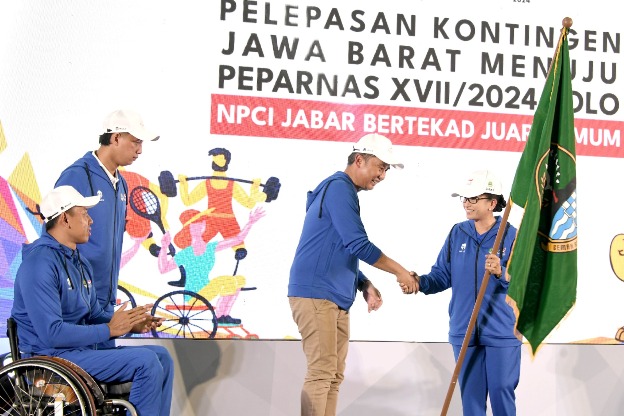 Penjabat Gubernur Melepas Kontingen Jawa Barat Dalam Rangka Mengikuti Peparnas XVII/2024 Solo-Jawa Tengah.
Lokasi: Gor Saparua Bandung, 1 September 2024 (yogi prayoga Dokpim Jabar)