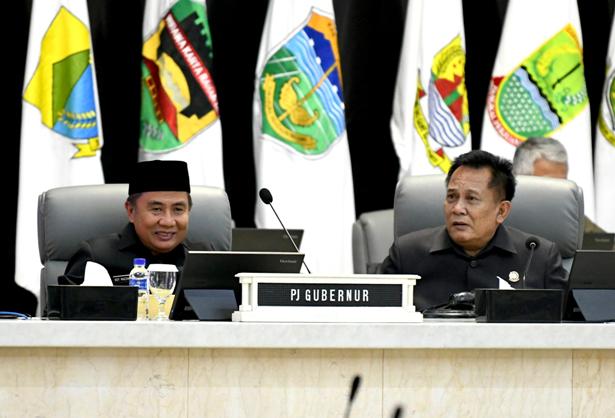 Pj Gubernur Jawa Barat Bey Machmudin menghadiri Rapat Paripurna DPRD Jawa Barat dengan Agenda Pengumuman Usulan Calon Pimpinan DPRD Provinsi Jawa Barat Definitif Masa Jabatan 2024 - 2029 di Gedung DPRD Jawa Barat, Selasa (1/10/2024).