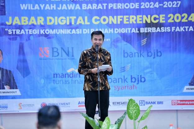 Penjabat Gubernur Bey Machmudin saat seminar 'Jabar Digital Conference' yang dirangkai pelantikan pengurus Asosiasi Media Siber Indonesia (AMSI) Wilayah Jawa Barat periode 2024-2027 di Hotel Savoy Homann, Kota Bandung, Jumat (4/10/2024).