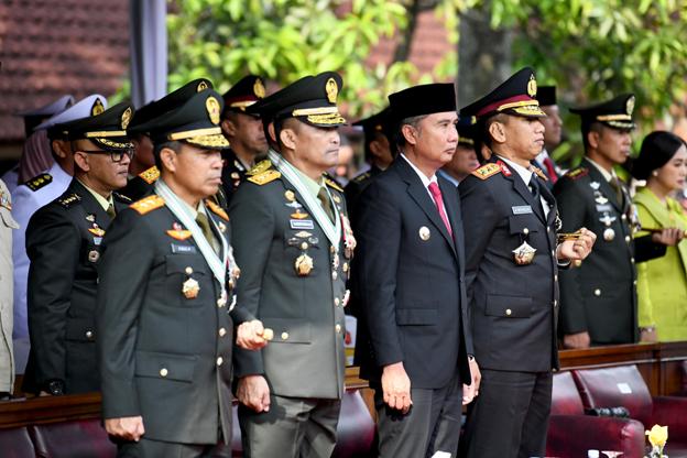 Pj Gubernur Jawa Barat Bey Machmudin menghadiri upacara peringatan HUT Ke-79 TNI Tahun 2024 di Lapangan Makodam III Siliwangi, Kota Bandung, Sabtu (5/10/2024).(Foto: Biro Adpim Jabar)