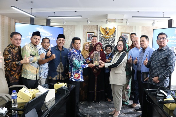 Anggota DPRD Provinsi Jawa Barat Tuti Turimayanti (Kanan) menyerahkan Plakat kepada pimpinan rombongan DPRD Bengkulu di Kota Bandung. Kamis (3/10/2024).