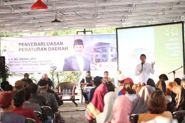 Wakil Ketua DPRD Provinsi Jawa Barat, Ir. H. MQ. Iswara, Aifo. saat kegiatan Penyebarluasan Peraturan Daerah Provinsi Jawa Barat No. 1 Tahun 2021 Tentang Penyelenggaraan Fasilitasi Pesantren kepada masyarakat Jatimulya Kel. Gumuruh Kec. Batununggal Kota Bandung, Jum,at (18/10/2024).