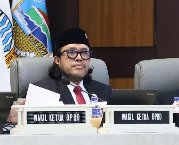 Wakil Ketua DPRD Provinsi Jawa Barat, Ono Surono saat Rapat Paripurna Peresmian Pengangkatan Sumpah/Janji Pimpinan DPRD Provinsi Jawa Barat Masa Jabatan 2024-2029 di Kota Bandung, Rabu, (9/10/24).