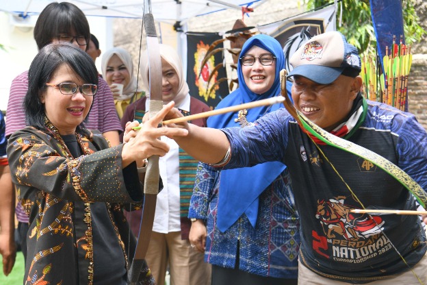 Penjabat Ketua Dekranasda Jabar Amanda Soemedi (batik hitam) Machmudin saat acara Promosi Bersama Produk Perkayuan Sumedang di Satuan Pelayanan Pengembangan Industri Perkayuan Sumedang, Kabupaten Sumedang, Kamis (31/10/2024).