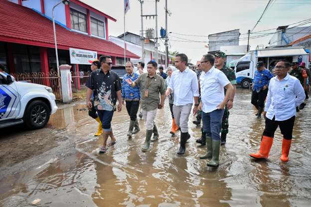 Penjabat Gubernur Jawa Barat Bey Machmudin meninjau lokasi bencana banjir rob dan revitalisasi Tempat Pelelangan Ikan (TPI), serta berdialog dengan nelayan di Desa Eretan Kulon, Kandanghaur, Kabupaten Indramayu, Senin (18/11/2024)