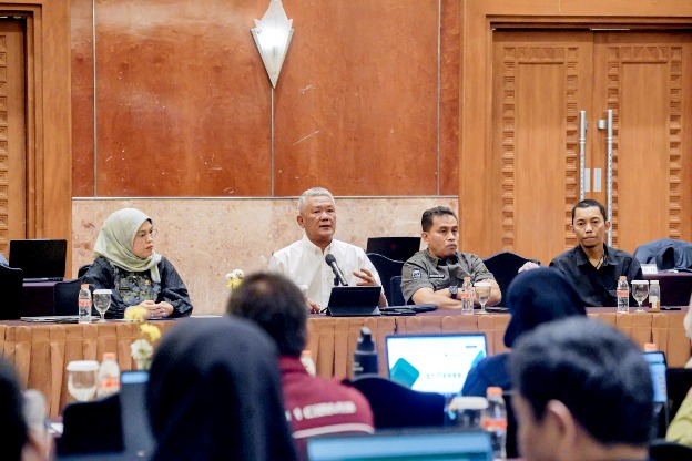 Plh. Kadisdik Jabar, Bambang Tirtoyuliono dalam kegiatan "Desk Data Guru dan Tenaga Kependidikan SMA, SMK, dan SLB Tahun Ajaran 2024/2025" di Grand Hotel Preanger Kota Bandung, Selasa (12/11/2024).