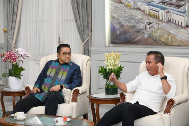 Pj Gubernur Jabar Bey Machmudin menerima jajaran Komisi II DPR RI dalam kunjungan kerja spesifik terkait kesiapan penyelenggaraan Pilkada Serentak Tahun 2024  di Gedung Negara Pakuan, Kota Bandung, Rabu (13 /11/2024)