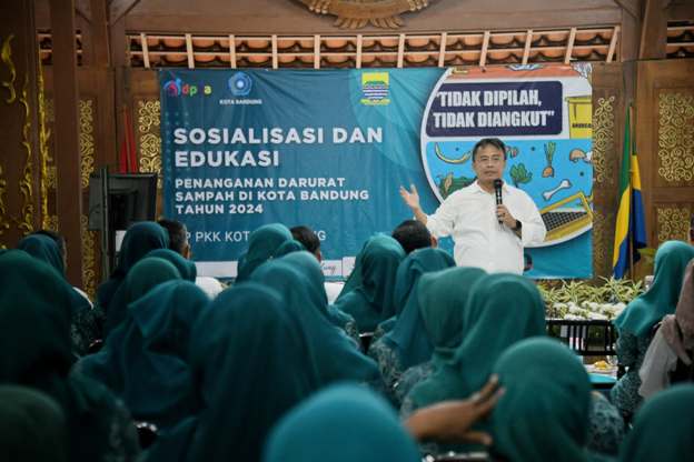 Sekretaris Daerah Provinsi Jawa Barat Herman Suryatman melakukan sosialisasi dan edukasi penanganan sampah kepada pengurus dan anggota TP PKK Kota Bandung di Pendopo Kota Bandung, Rabu (13/11/2024).(Foto: Biro Adpim Jabar)